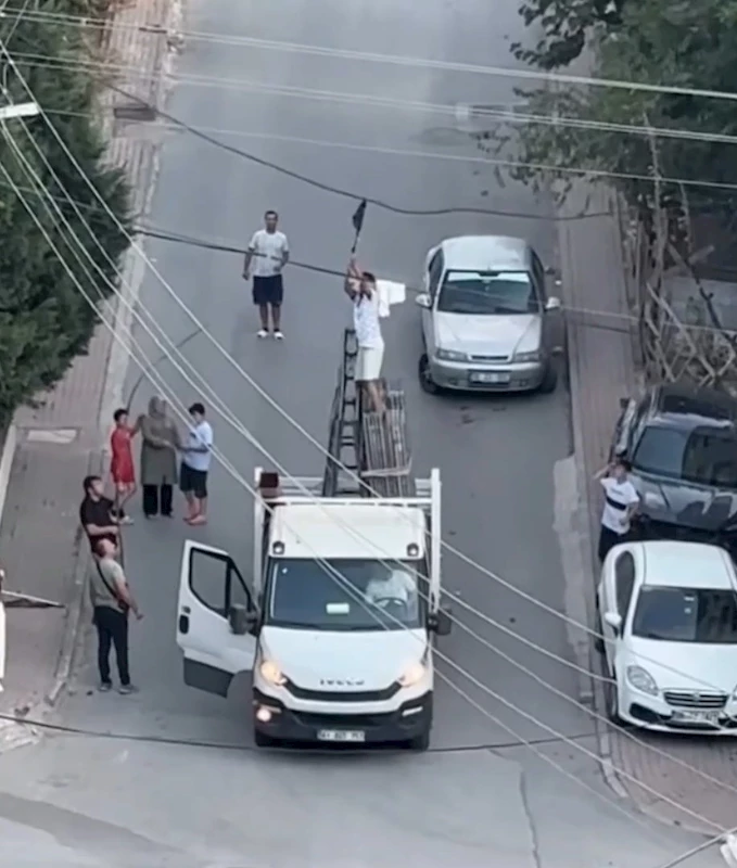 Elektrik kablosuna takılan güvercini kamyonetin kasasına çıkarak kurtardı 