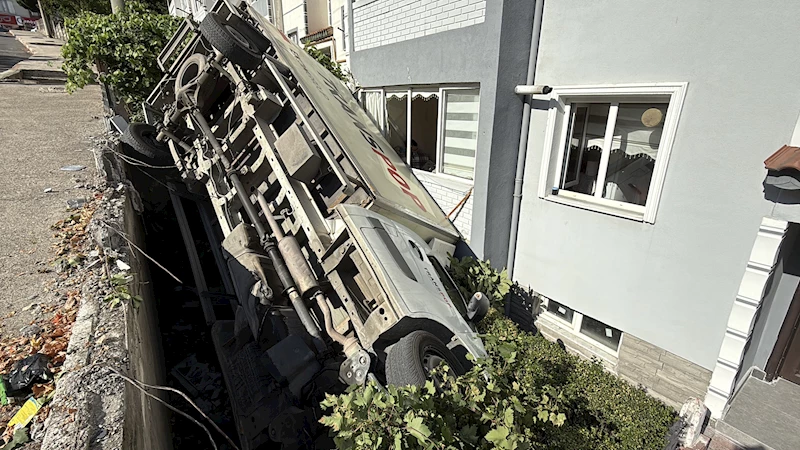 Karabük’te freni boşalan kamyonet apartmanın bahçesine düştü