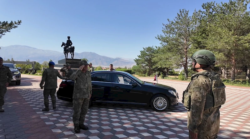 Kara Kuvvetleri Komutanı Orgeneral Tokel, karargahlarda incelemelerde bulundu