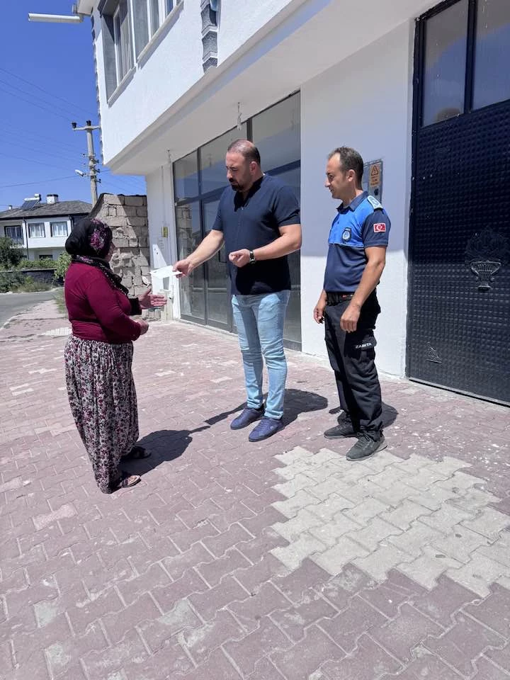 Yolda bulduğu parayı belediye’ görevlilerine teslim etti