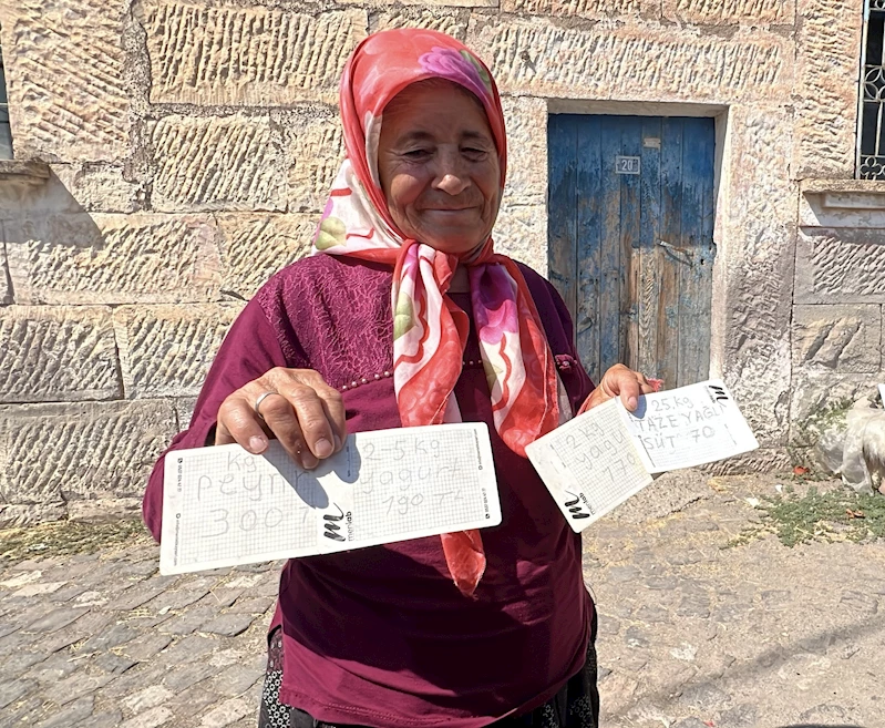 İşitme engelli çift, ürettikleri ürünleri yazdıkları kağıtlarla turistlere satıyor