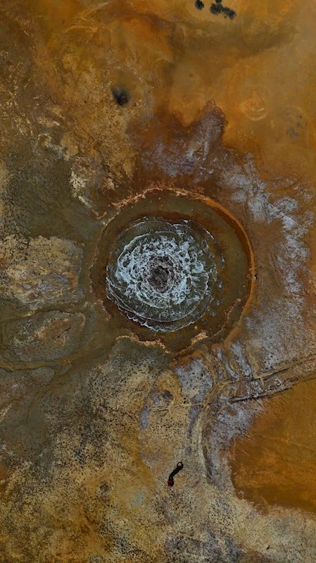 Tuz Gölü havzasındaki tarlada 1 yıldır su fışkırıp, kayboluyor