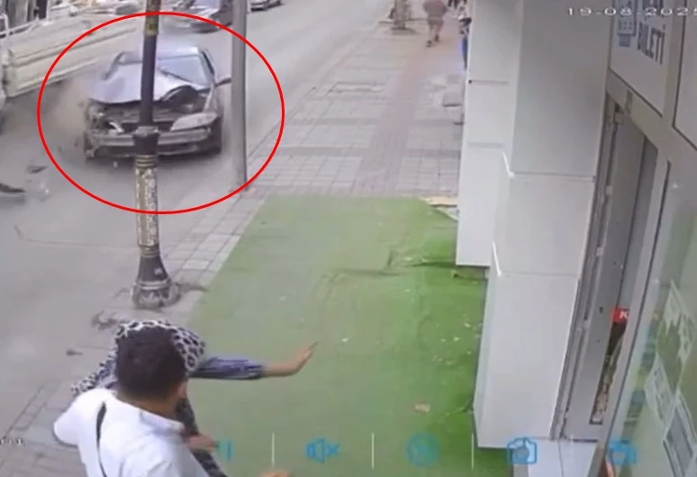 Ehliyetsiz ve alkollü sürücünün otomobili kaldırıma çıktı, yayalar son anda kurtuldu