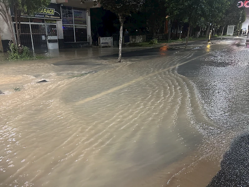Sivas’ta su borusu arızası caddeyi göle dönüştürdü