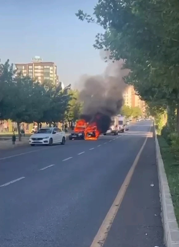 Diyarbakır’da silahlı kavgada otomobil ateşe verildi: 1 yaralı