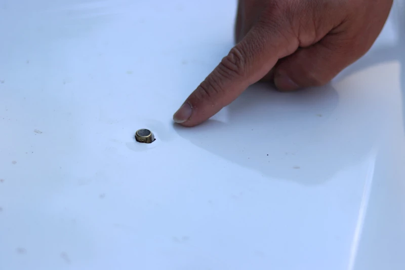 Yorgun mermi kaputa isabet etti; çocuklar kıl payı kurtuldu