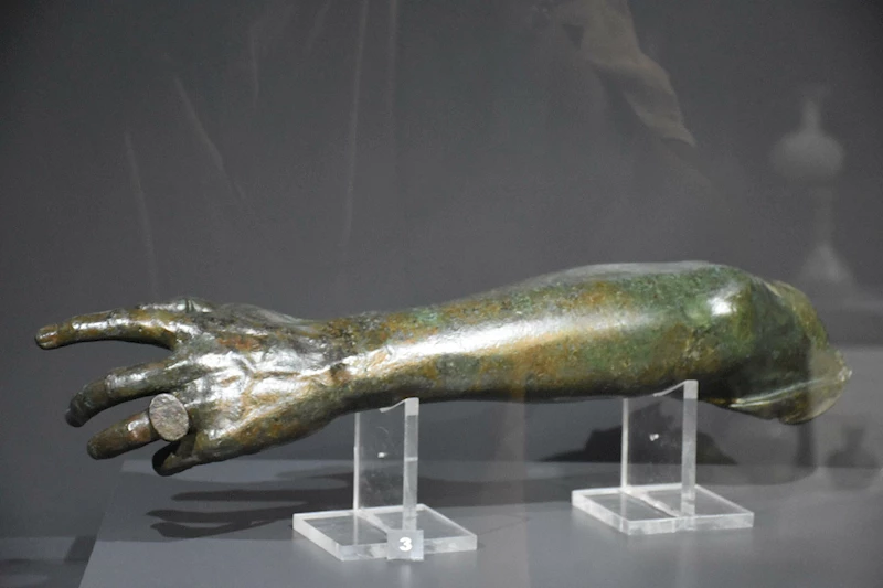 Parmağında yüzük olan 2 bin yıllık bronz kol parçası, 45 yıl sonra ilk kez sergide