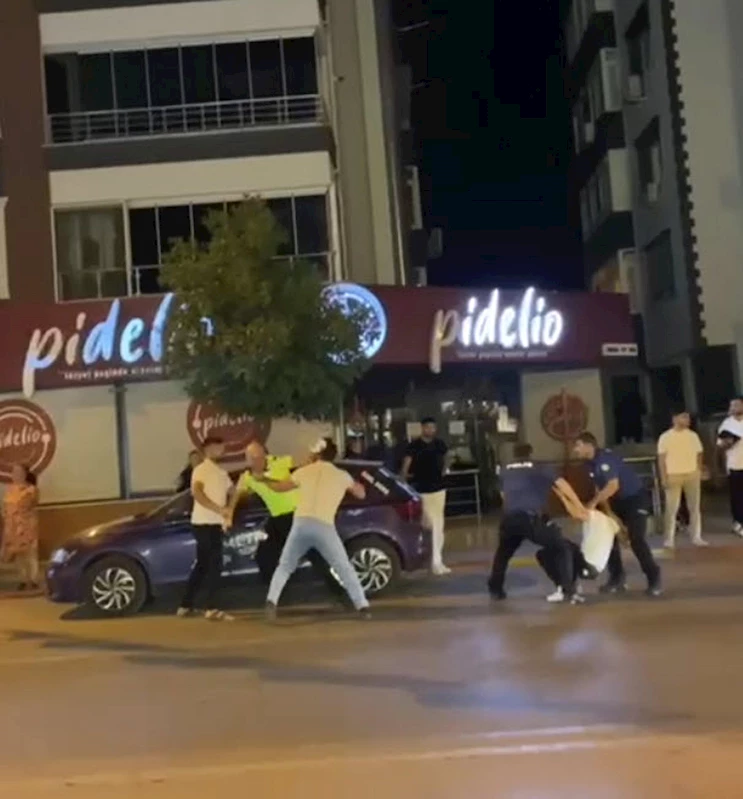 Ceza yazan polise saldırdılar; o anlar kamerada