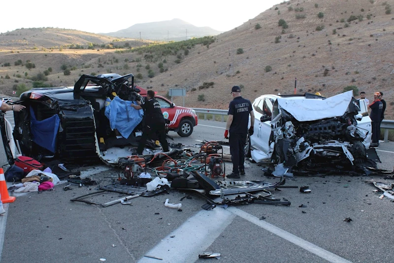Malatya’da hafif ticari araç ile otomobil çarpıştı: 4 ölü, 2 yaralı