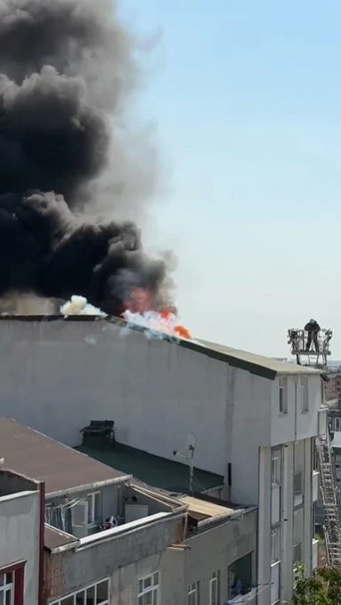 İstanbul- Arnavutköy’de 5 katlı binanın çatısında çıkan yangın söndürüldü