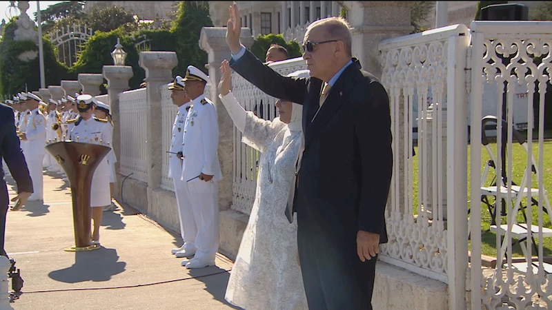 İstanbul - Cumhurbaşkanı Erdoğan, Mavi Vatan Boğaz geçişinde gemileri selamladı