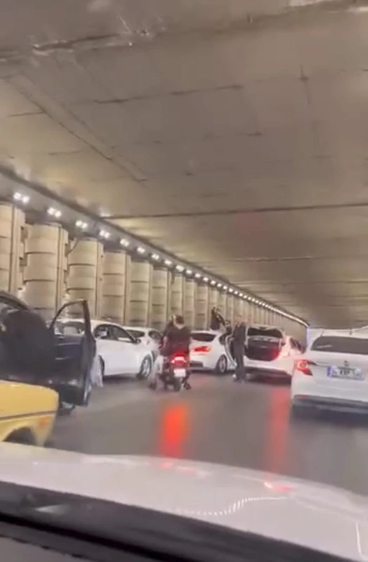 İzmir’de alt geçitte yolu kapatan düğün konvoyundaki sürücüye ceza