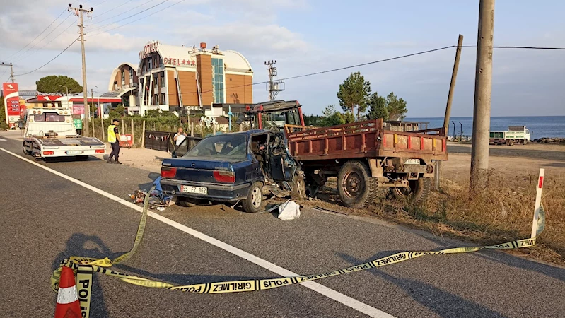 Park halindeki traktöre çarpan otomobilin sürücüsü öldü