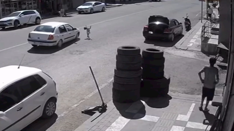Caddeye fırlayan çocuğa otomobil çarptı; o anlar kamerada
