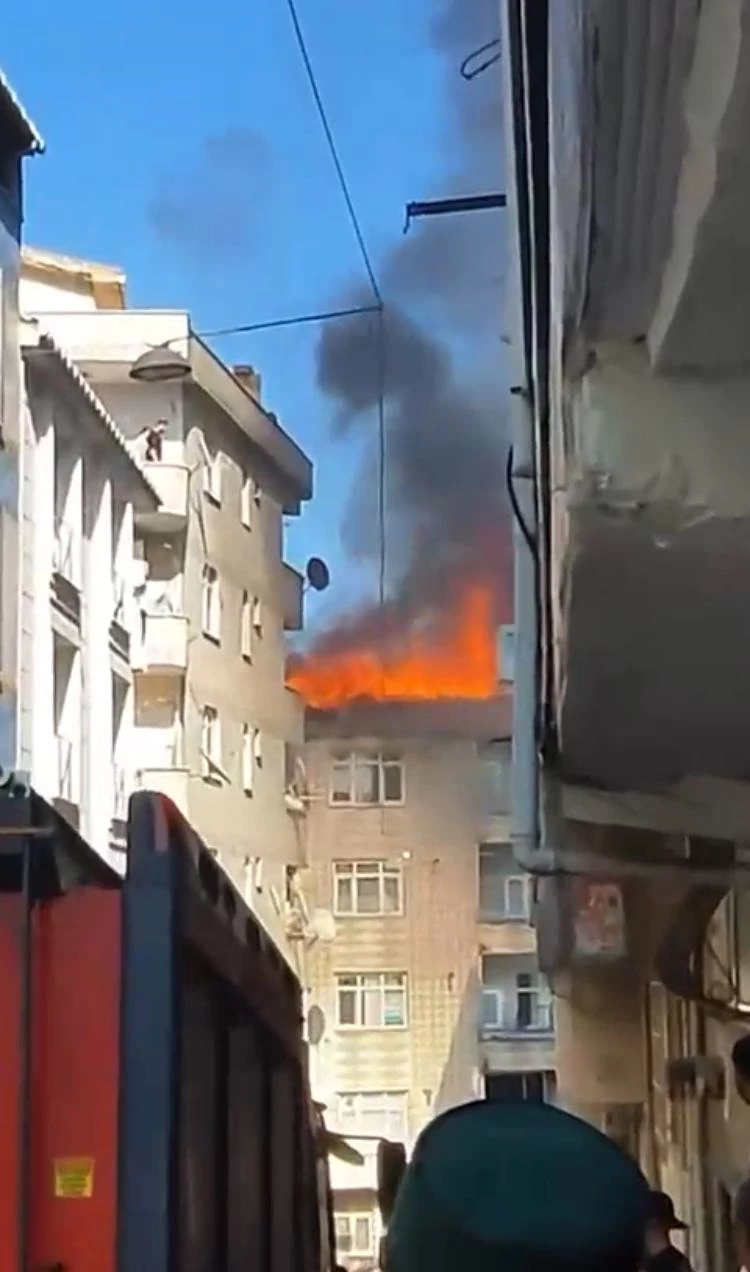 İstanbul - Esenler’de 5 katlı binanın çatısında çıkan yangın söndürüldü
