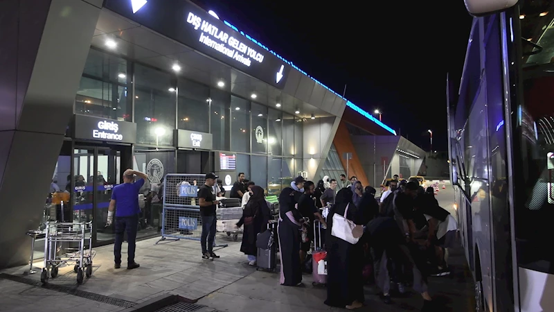 Trabzon- Cidde seferi için havalanan uçak, motor arızası nedeniyle acil iniş yaptı (2) /Görüntü eklendi