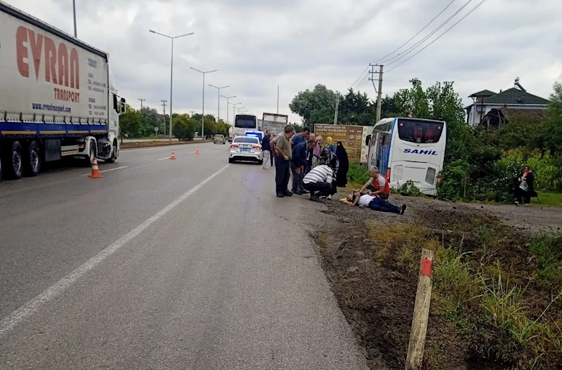 Yolcu otobüsü kamyonete branda çekenlere çarptı; 1 ölü, 1 ağır yaralı