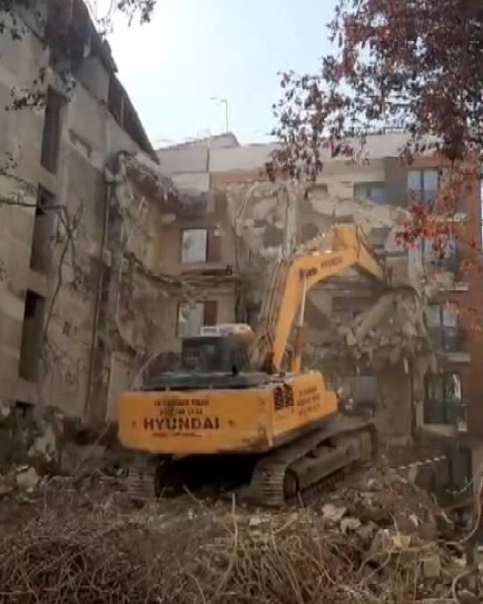 İstanbul - Avcılar’da yıkım sırasında devrilen binayı iş makinesi ile tutmaya çalıştılar