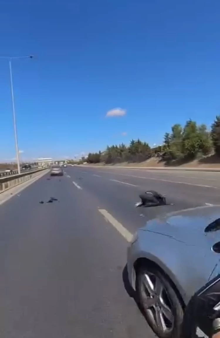 İstanbul - Arnavutköy’de kaza sonrası yola savrulan motosiklet sürücüsü, başka araçların altında kalmaktan son anda kurtuldu