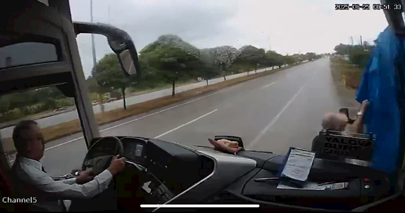 Otobüsün kamyonete branda çekenlere çarptığı kazada ölü sayısı 2’ye çıktı; olay kamerada