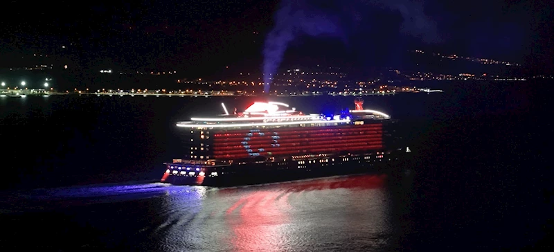 Kruvaziyer, gövdesine Türk bayrağı yansıtarak Çanakkale