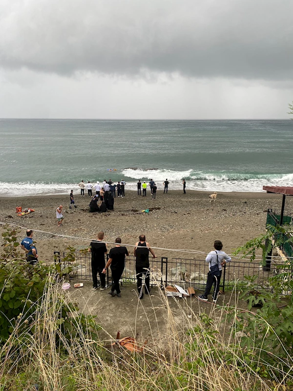 Sahilde gezerken dalgalara kapılan çocuk, denize sürüklenip kayboldu