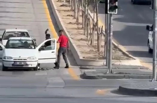 Ankara’da trafikte önünü kestikleri sürücüye bıçak ve kılıçlı saldırı kamerada