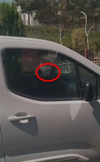 Bir ayağı cam kenarında araç kullandı; o anlar kamerada