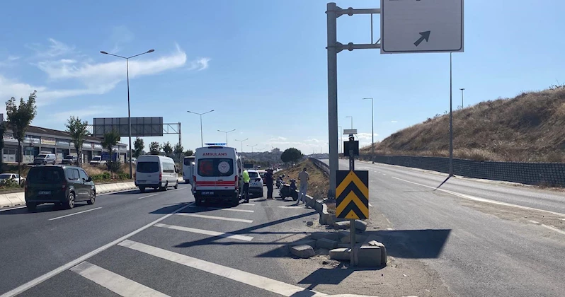Motosikletiyle yol ayrımındaki parke taşlarına çarpan sürücü yaralandı