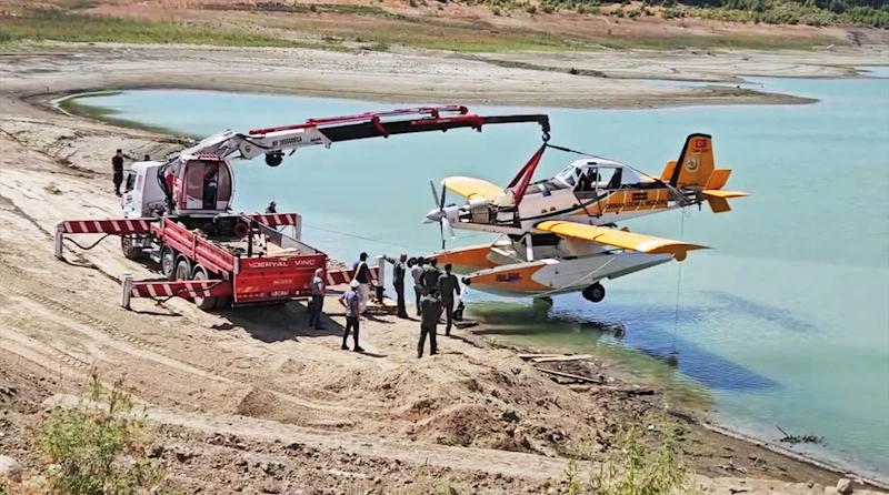 Kırıma uğrayan yangın söndürme uçağı gölden çıkarıldı