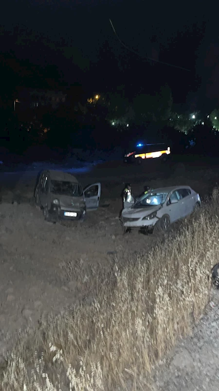 Elazığ’da hafif ticari araç ile otomobil çarpıştı: 9 yaralı