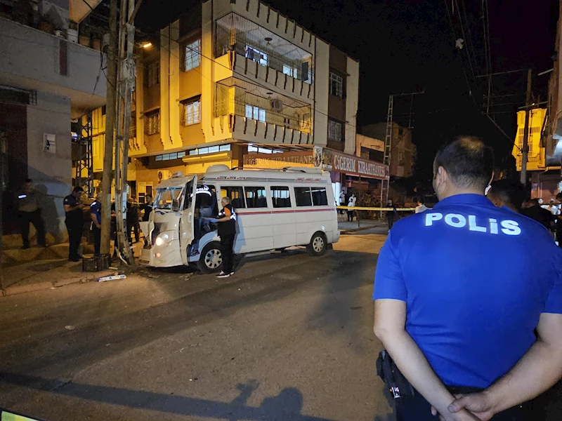 Dolmuş şoförü, direksiyon başında uğradığı silahlı saldırıda hayatını kaybetti