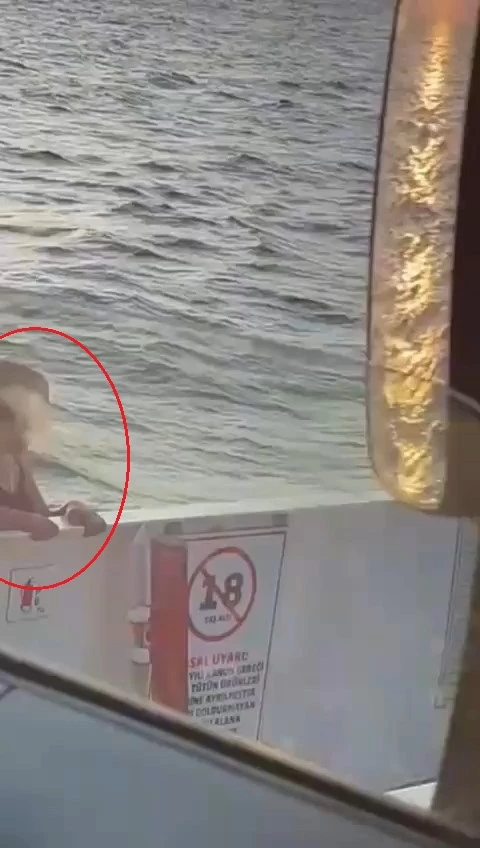 Kadın yolcunun feribottan atladığı anlar kamerada