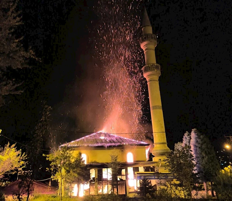 Ordu’da 58 yıllık cami yandı