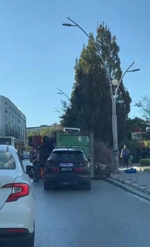 İstanbul - Sultangazi’de demir yüklü kamyon devrildi