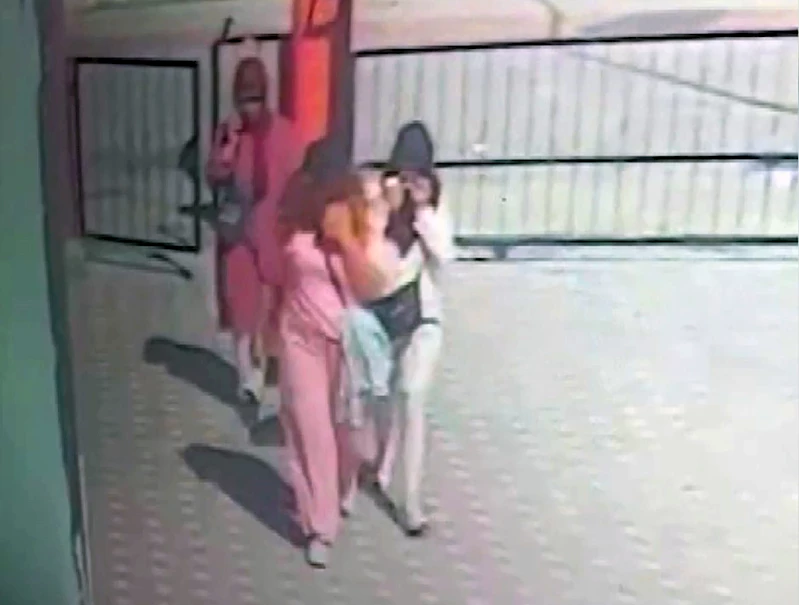 3 kadın, kapısını kırıp girdikleri evden 200 bin liralık altın çaldı