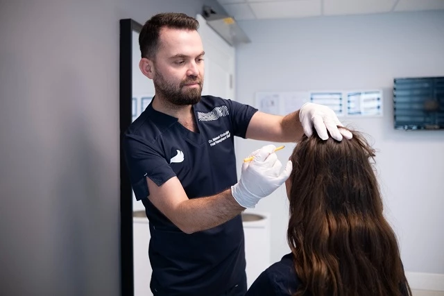 ‘Mevsimsel saç dökülmesi normaldir ancak göz ardı edilmemeli’