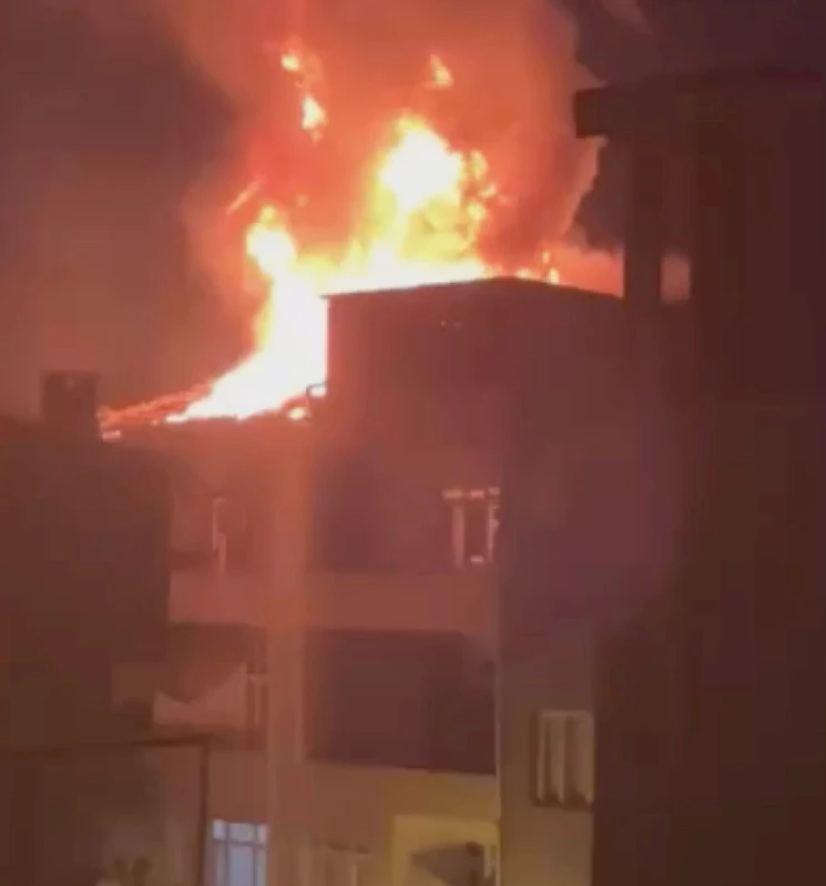 İstanbul - Beyoğlu’nda yangın çıkan dairedeki tüp patladı, mahalle halkı sokağa döküldü