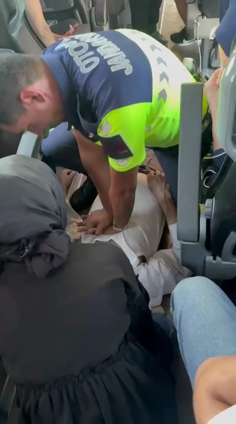 Otobüste kalp krizi geçiren yolcuya jandarmadan suni teneffüs ve kalp masajı; kurtarılamadı