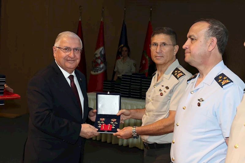 Bakan Güler, üst rütbeye terfi eden personel için düzenlenen törene katıldı