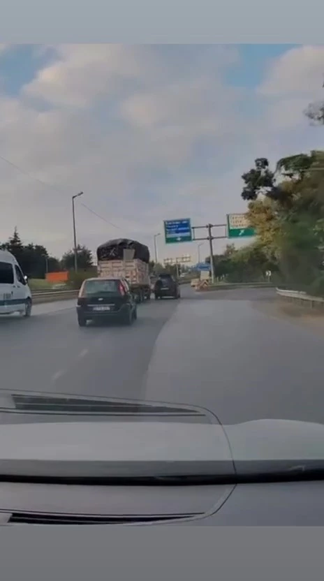 İstanbul-Tuzla’da şerit değişirken bariyerlere çarpan otomobil kamerada