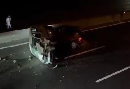 Lastiği patlayan otomobile hafif ticari araç çarptı, 2 çocuk yaralandı