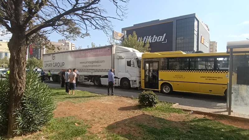 TIR, halk otobüsüne çarptı; 2