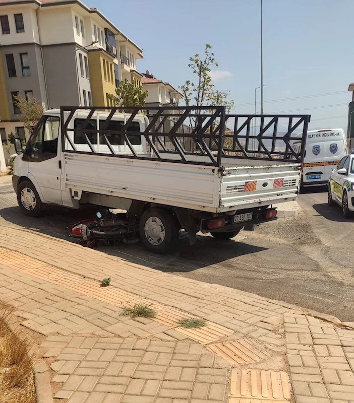 Kamyonet ile motosiklet çarpıştı; 1 yaralı, ehliyetsiz sürücü gözaltında
