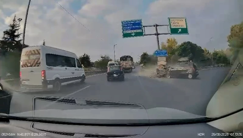 Otomobilin yol ayrımındaki bariyerlere çarptığı kaza kamerada 