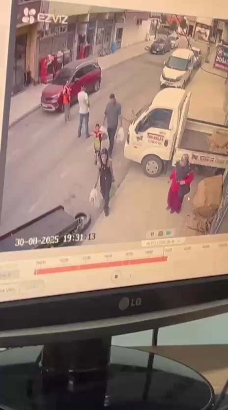 Sokakta tabancayla öldürüldü, 4 yaşındaki oğlu da ayağından yaralandı; olay kamerada