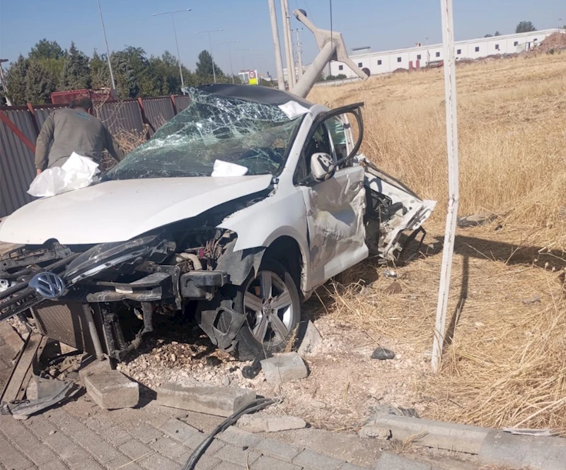 Ehliyetsiz sürücünün kullandığı otomobil, otobüs ve direğe çarptı: 1 ölü, 1 yaralı