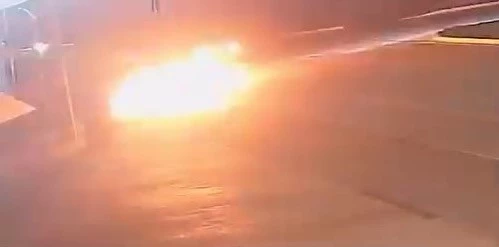 Seyir halindeki otomobilin alev alev yanması kamerada