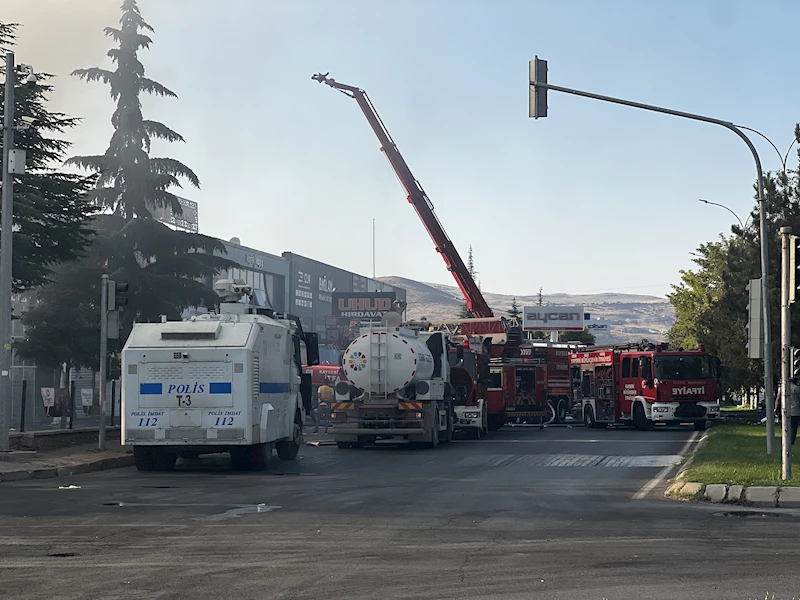 Kayseri’de hırdavatçıda çıkan yangın, fabrikaya sıçradı (2)