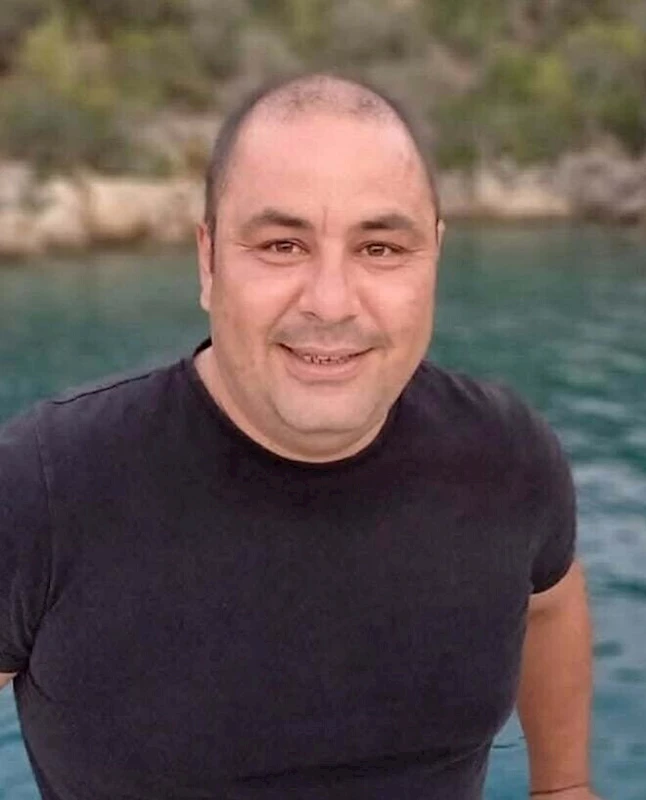 Kaza sırasında başındaki kaskı fırlayan motosiklet sürücüsü öldü